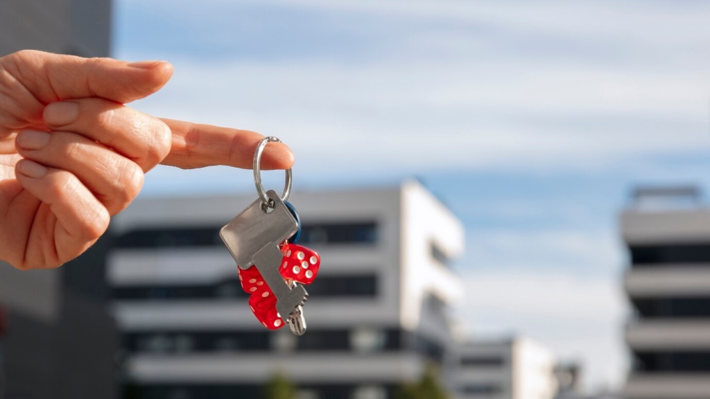 hand-holding-key-outdoors_23-2151015230.jpg кубики