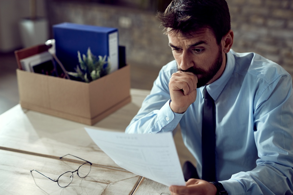 worried-businessman-going-through-paperwork-after-losing-his-job-office.jpg очки