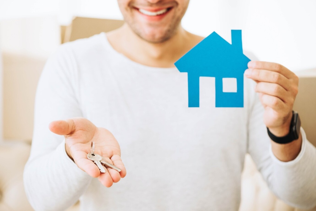 successful-man-with-keys-from-new-house_23-2147694217.jpg улыбка