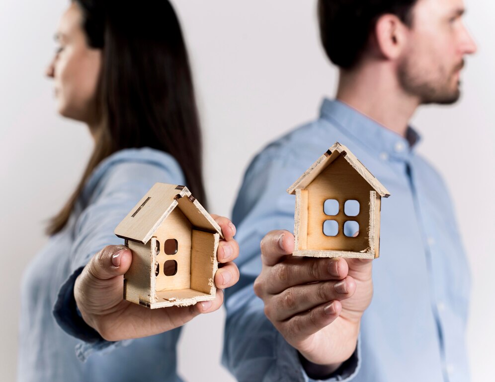 couple-divorcing-each-other-concept_23-2148548637.jpg руки